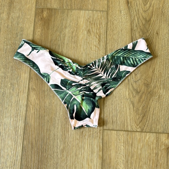 Rip curl Cheeky scrunch butt bikini bottoms in pink tropical print - Picture 2 of 4